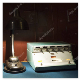 Vitrine d’appareils radio militaires
