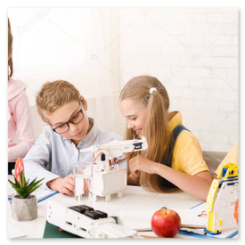 Atelier STEM avec des jeunes programmant des micro:bit