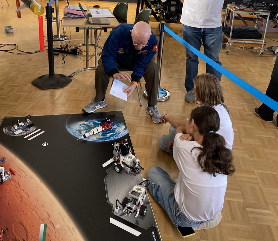 Enfants participant à un atelier scientifique sur l’espace