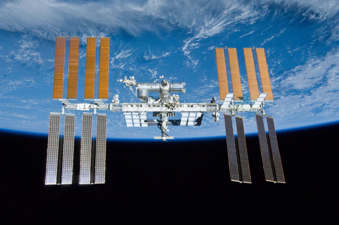 Setup radio ARISS avec antennes et élèves