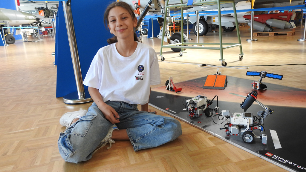 Jeunes en atelier STEM programmant des micro:bit